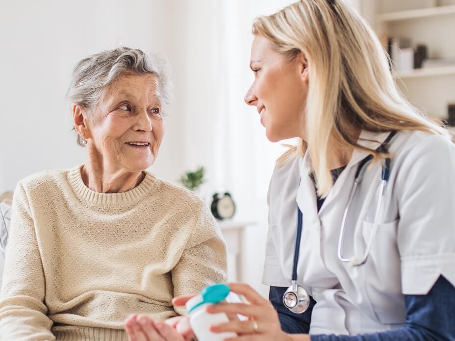 Ärztin im Gespräch mit einer Seniorin